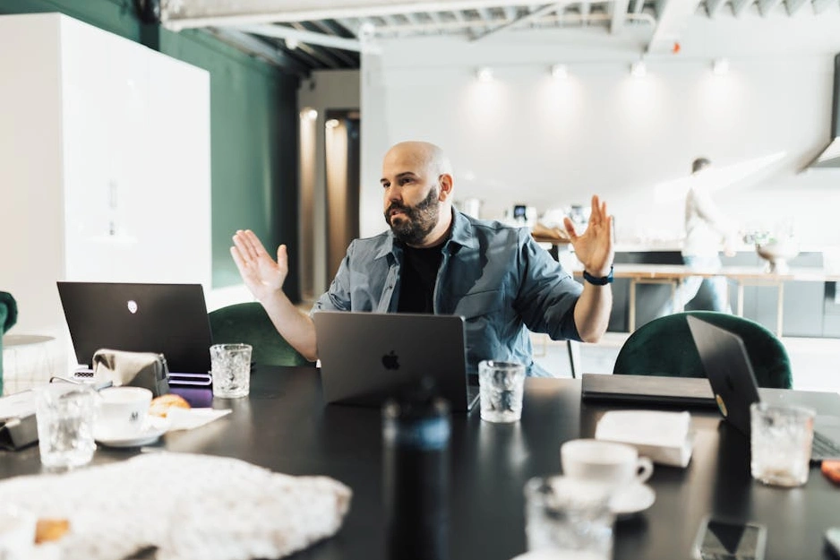 HR profesionál pracující na strategii firemní kultury